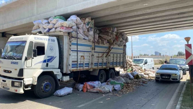 Adana’da seyir halindeki kamyon köprü altında sıkıştı